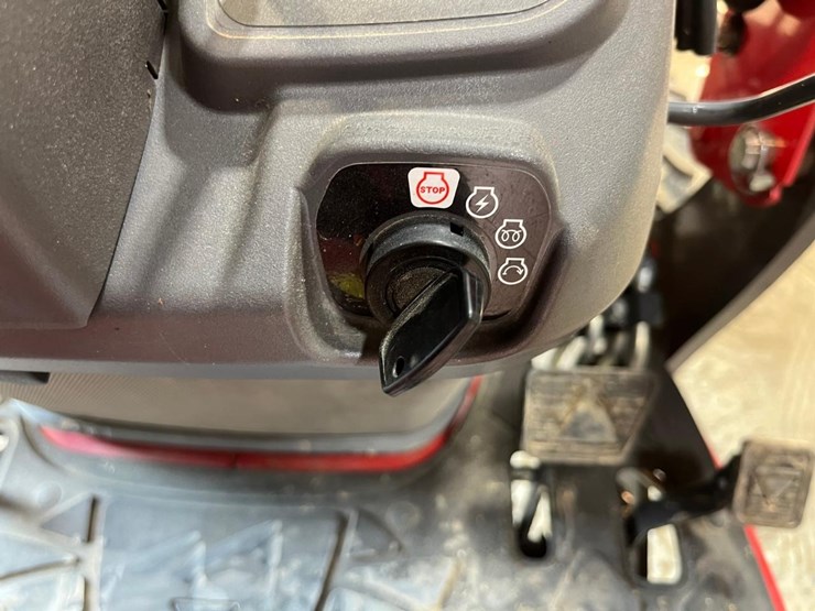2020-massey-ferguson-gc1723eb-image-30