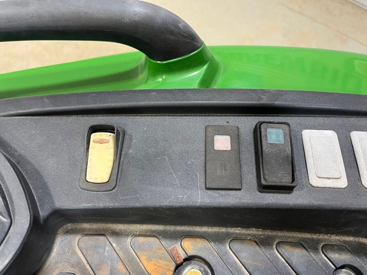 2021-john-deere-4044m-image-36
