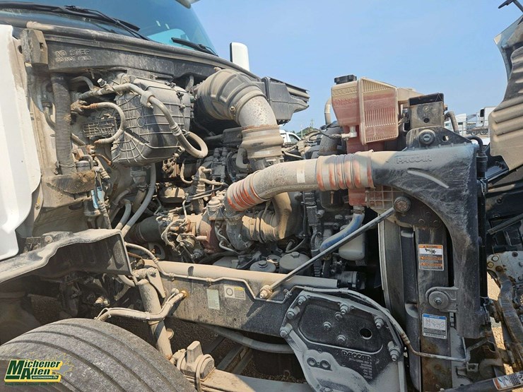 2019-peterbilt-579-image-10