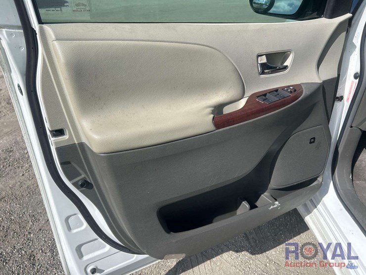 2011-toyota-sienna-image-6
