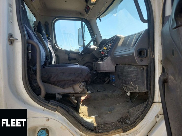 2015-freightliner-108sd-image-14