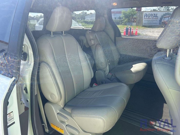 2011-toyota-sienna-image-25