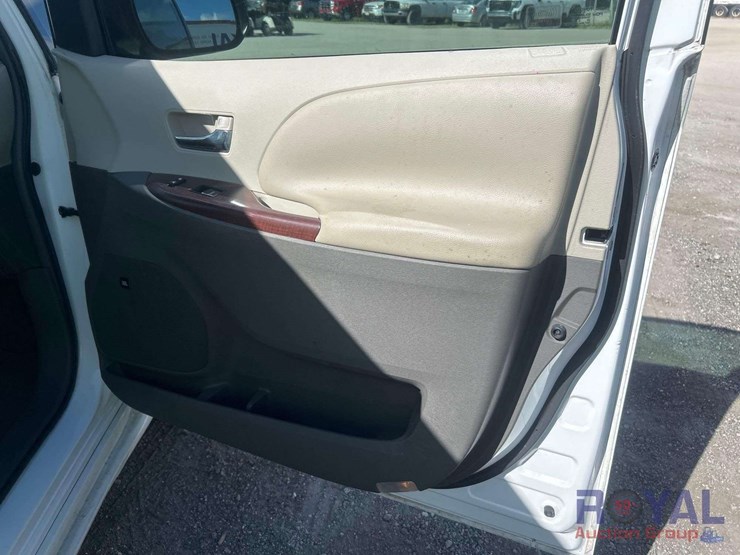 2011-toyota-sienna-image-26