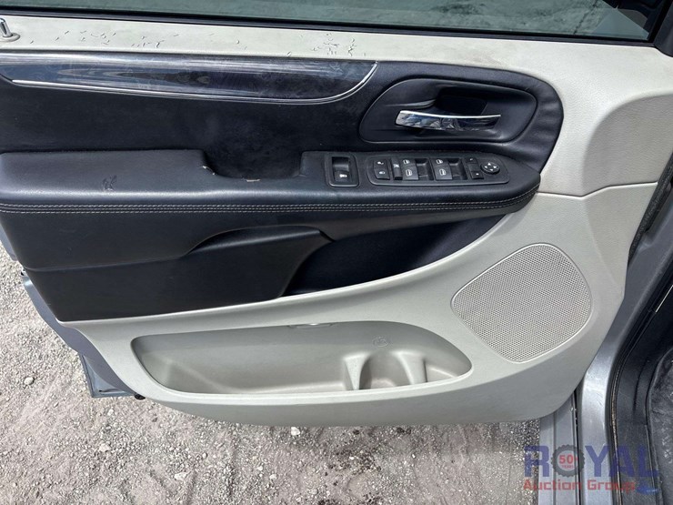 2013-chrysler-town-&-country-image-7