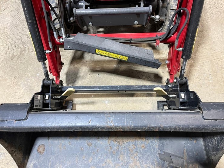 2020-massey-ferguson-gc1723eb-image-10