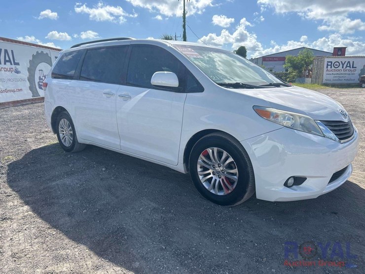 2011-toyota-sienna-image-2
