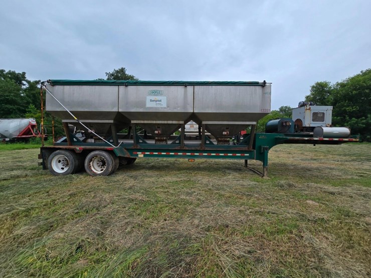 2014-doyle-dry-fertilizer-tender-trailer---kubota-diesel,-3-stainless-compartments,-side-discharge-image-24