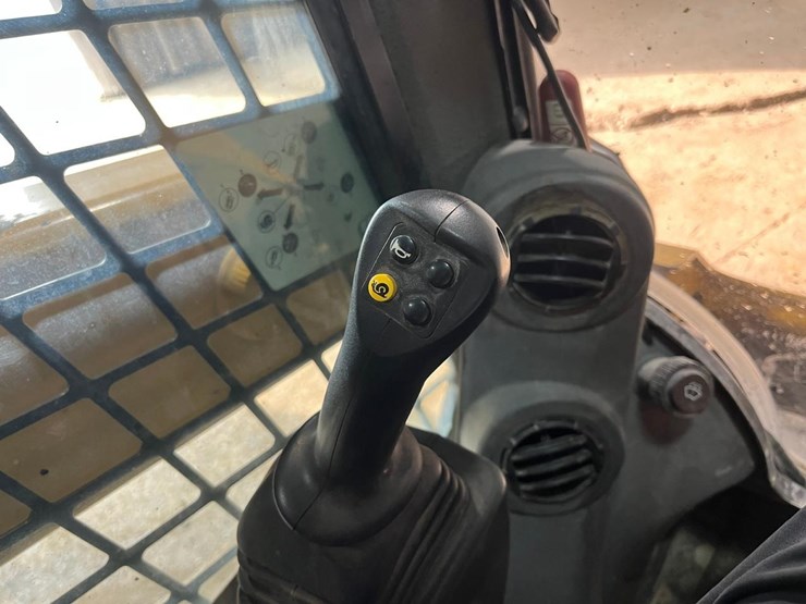 2021-caterpillar-259d3-image-32