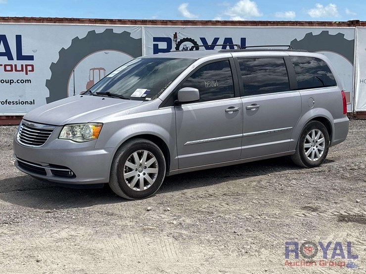 2013-chrysler-town-&-country-image-1