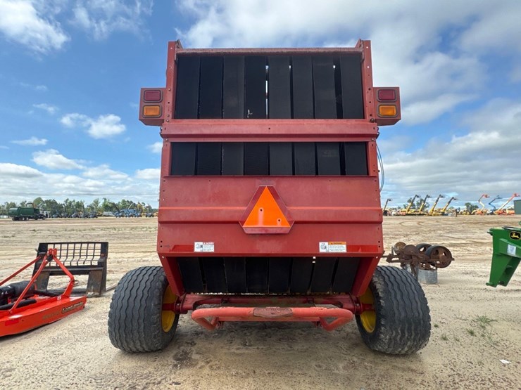 new-holland-br780-image-2