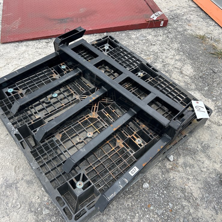 #61 • 42” BUCKET MANURE FORKS