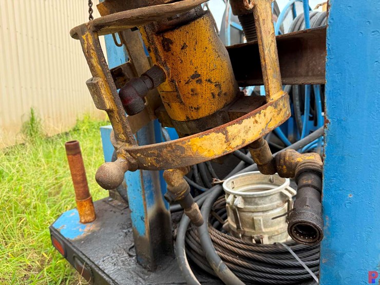 evco-85-ton-power-swivel-mtd.-on-19’-t/a-gooseneck-trailer-image-17