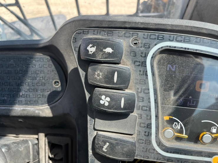 2015-jcb-525-60-image-26