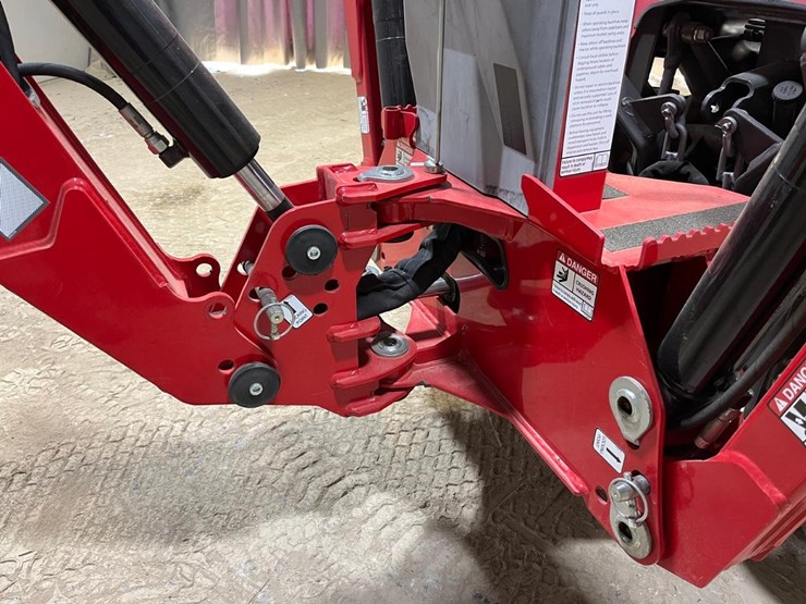 2020-massey-ferguson-gc1723eb-image-19
