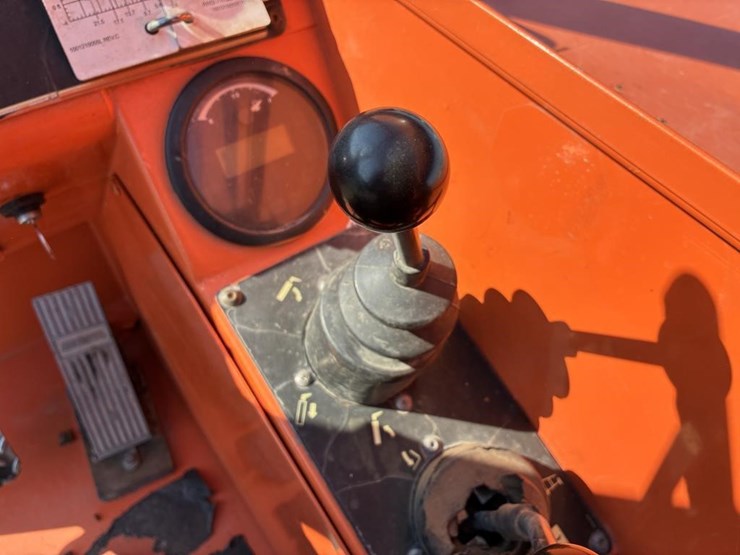 2013-jlg-8042-image-16