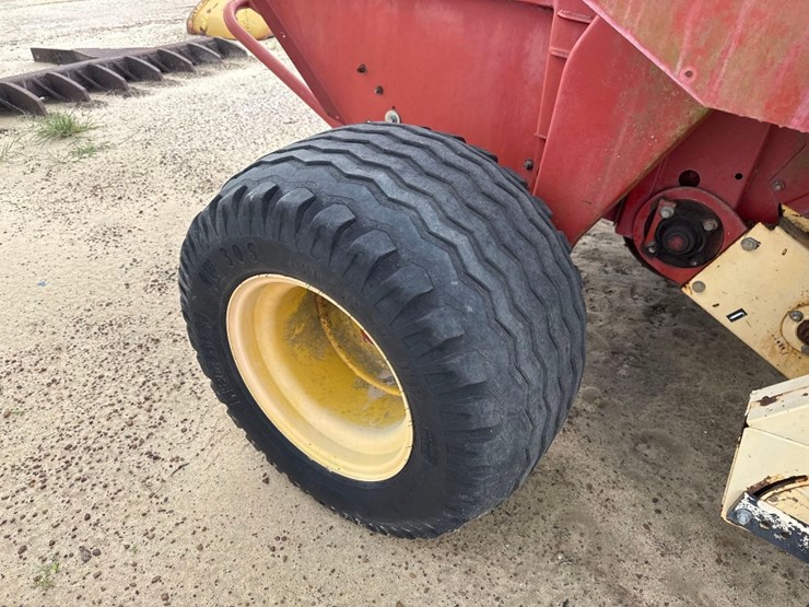 new-holland-br780-image-9