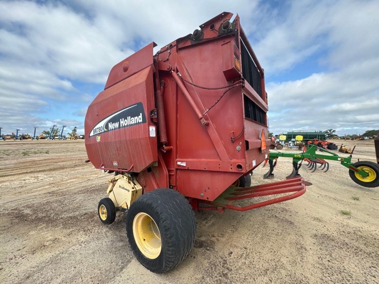 new-holland-br780-image-1