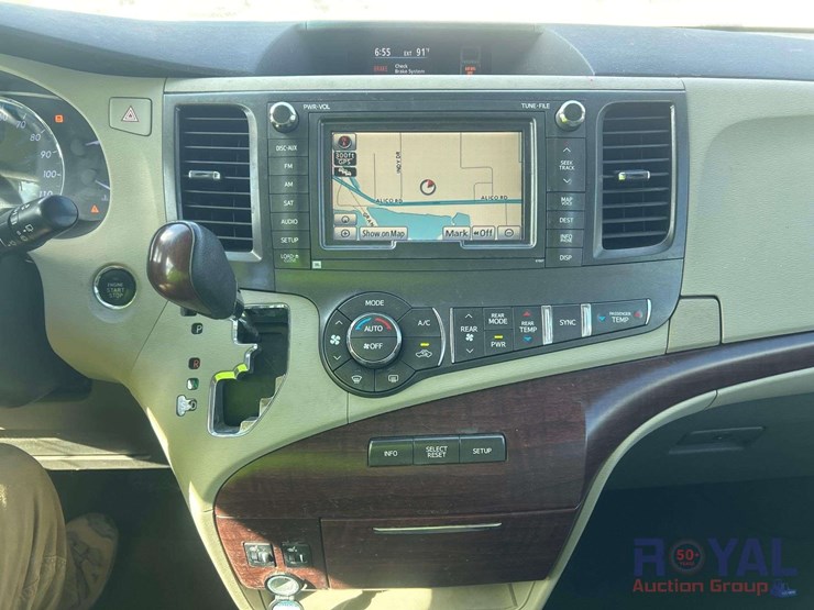 2011-toyota-sienna-image-11
