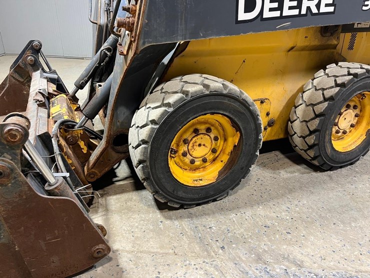 2015-deere-318e-image-13