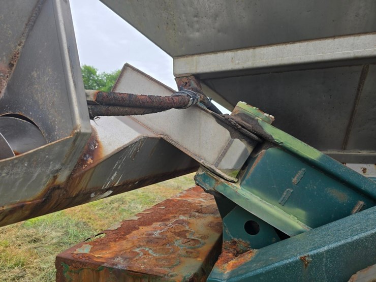 2014-doyle-dry-fertilizer-tender-trailer---kubota-diesel,-3-stainless-compartments,-side-discharge-image-36