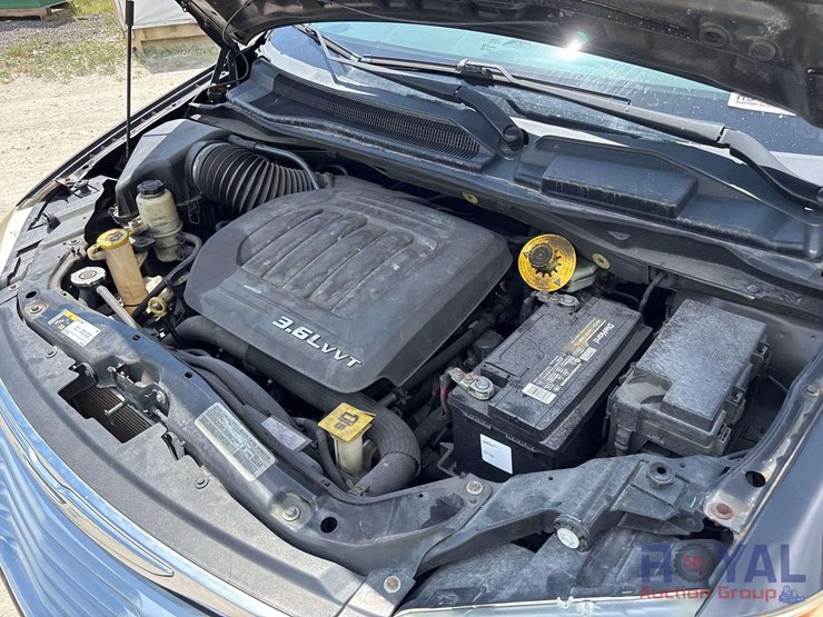 2014-chrysler-town-&-country-image-7