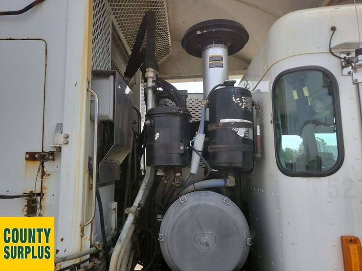 2016-peterbilt-320-image-14