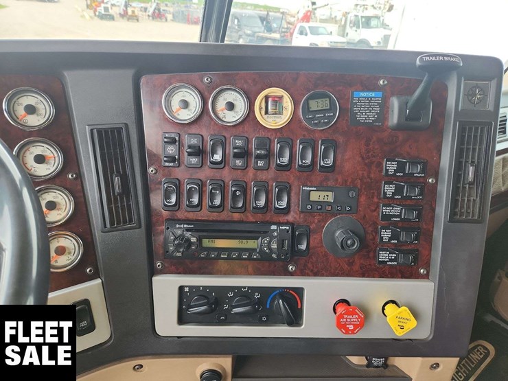 2012-freightliner-coronado-122-image-12