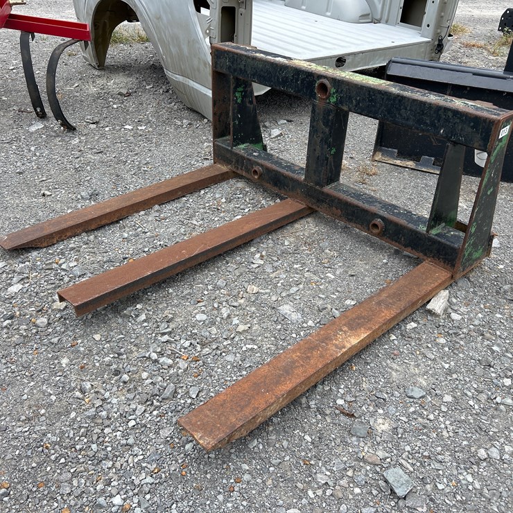 #100 • FORKS FOR 400/500 SERIES JOHN DEERE