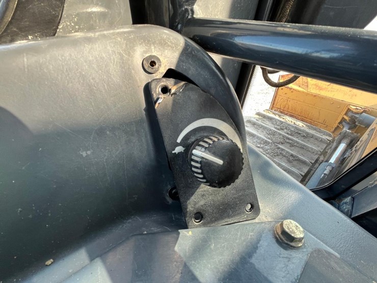 2015-deere-650k-lgp-image-26