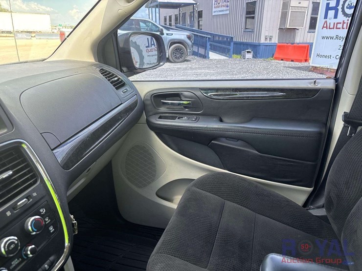 2017-dodge-grand-caravan-se-image-12