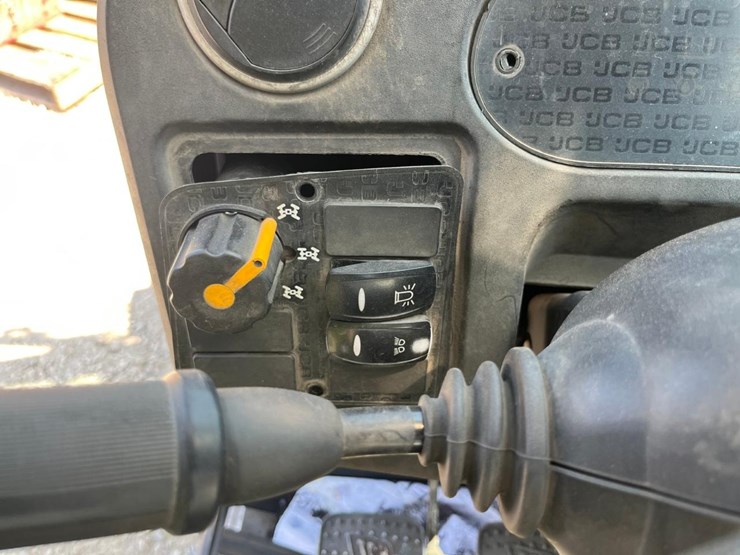 2015-jcb-525-60-image-23