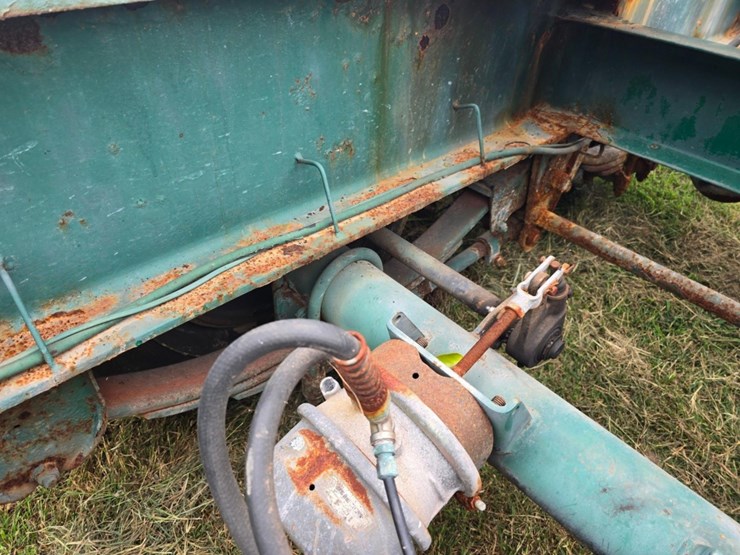 2013-doyle-dry-fertilizer-tender-trailer---kubota-diesel,-3-stainless-compartments,-side-discharge-image-33