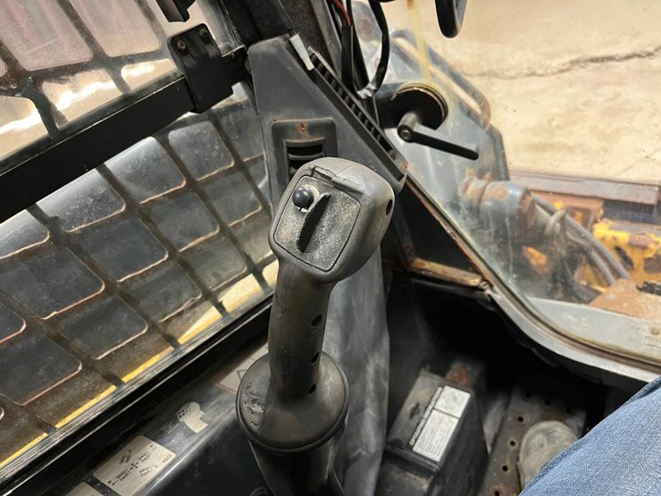 2015-deere-318e-image-26