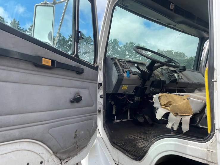 2002-freightliner-fl80-image-32