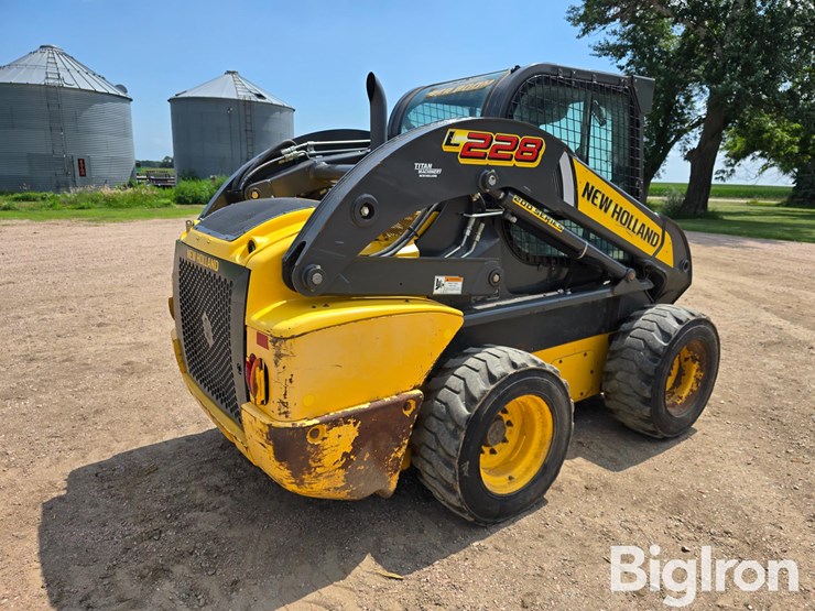 2016-new-holland-l228-image-5