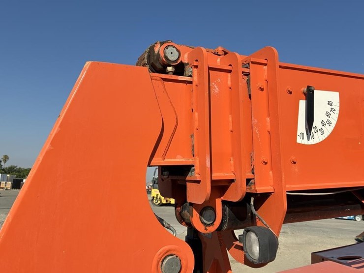 2013-jlg-8042-image-7