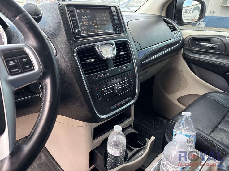 2013-chrysler-town-&-country-image-12