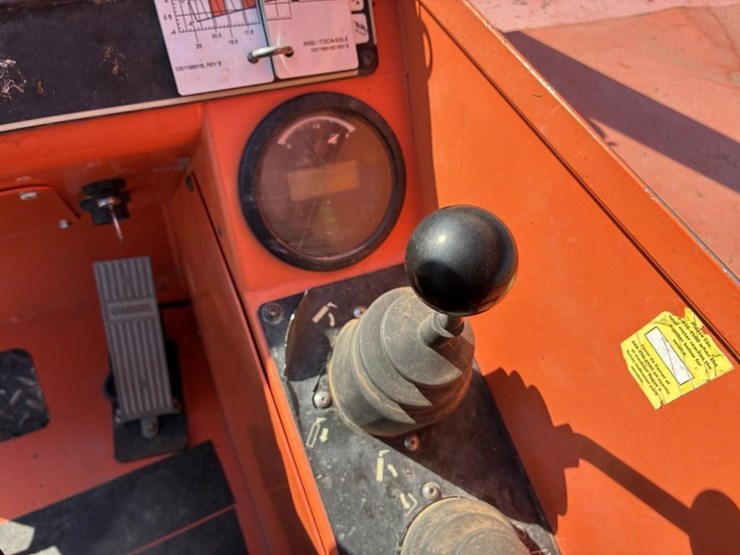 2014-jlg-8042-image-16