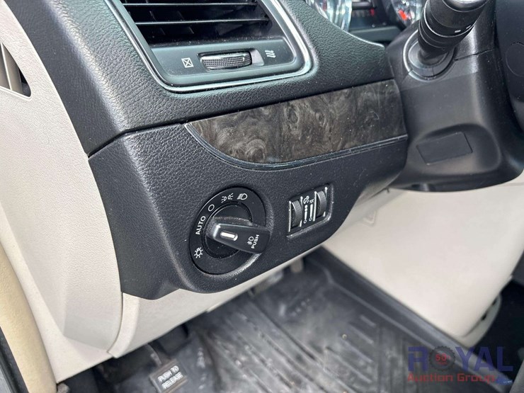 2013-chrysler-town-&-country-image-9