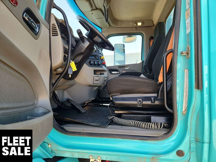 2019-peterbilt-579-image-8