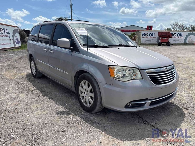 2013-chrysler-town-&-country-image-31