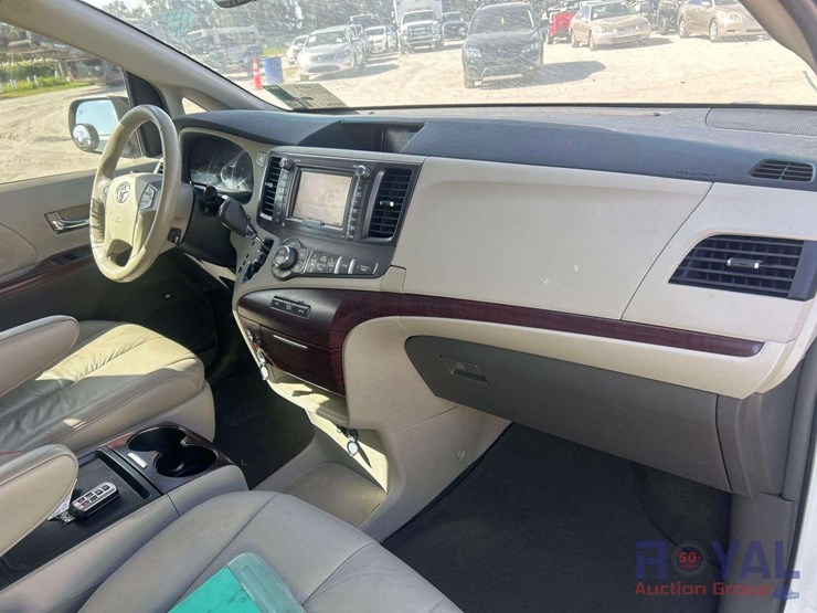 2011-toyota-sienna-image-28