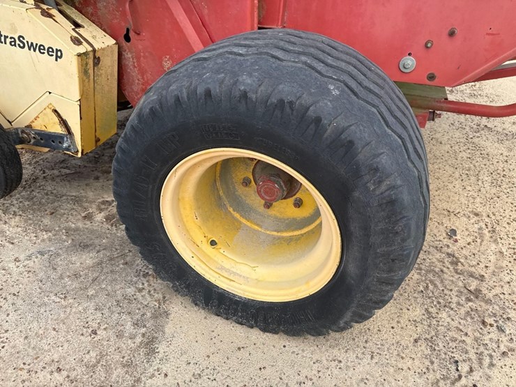 new-holland-br780-image-10
