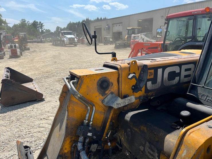 2015-jcb-525-60-image-11