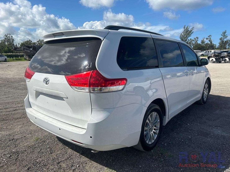 2011-toyota-sienna-image-3
