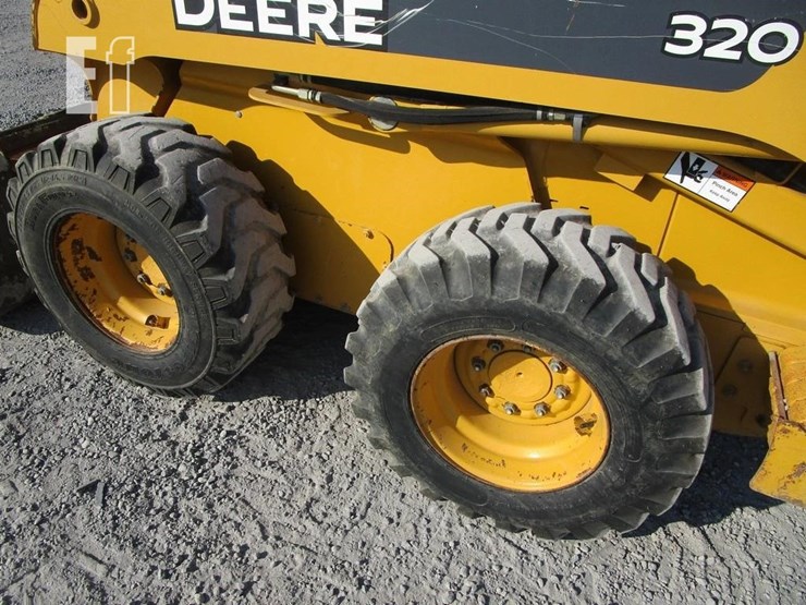 deere-320-image-3
