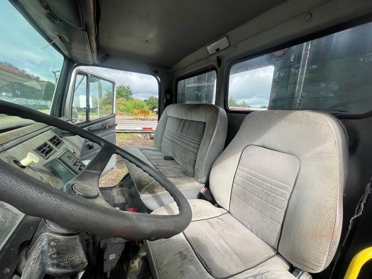 2002-freightliner-fl80-image-34