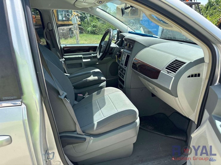 2010-chrysler-town-&-country-image-23