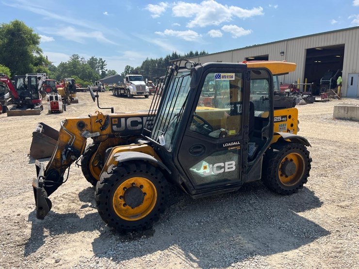 2015-jcb-525-60-image-1