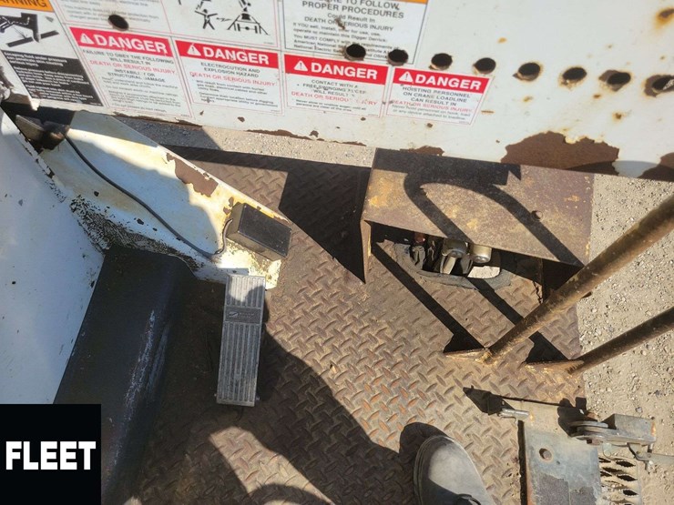 2015-freightliner-108sd-image-35